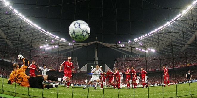 ATHENS, GREECE - MAY 23: Filippo Inzaghi (C) of Milan turns away to celebrate after scoring the opening goal past the diving Pepe Reina (L) of Liverpool during the UEFA Champions League Final match between Liverpool and AC Milan at the Olympic Stadium on May 23, 2007 in Athens, Greece. (Photo by Laurence Griffiths/Getty Images) Milan e Liverpool: dopo Istanbul c’è sempre Atene- immagine 11