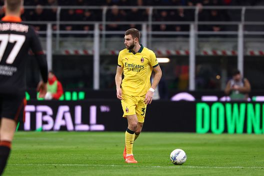 Milano, Italia - 18 febbraio 2026: Strahinja Pavlovic del Milan durante la partita contro il Como. (Foto di Giuseppe Cottini/AC Milan via Getty Images) Milan-Parma, Pavlovic assente per l’infortunio rimediato mercoledì- immagine 2