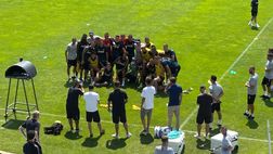 GALLERY Un giovane tifoso “invade” il campo: il bel gesto della squadra