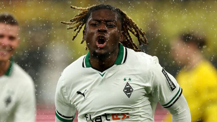 DORTMUND, GERMANY - NOVEMBER 25: Manu Kouadio Kone of Borussia Moenchengladbach celebrates after scoring the team's second goal during the Bundesliga match between Borussia Dortmund and Borussia Mönchengladbach at Signal Iduna Park on November 25, 2023 in Dortmund, Germany. (Photo by Dean Mouhtaropoulos/Getty Images) INFO SOS – Koné vicinissimo alla Roma: si tratta a oltranza per l’accordo definitivo! Il Milan… - immagine 1