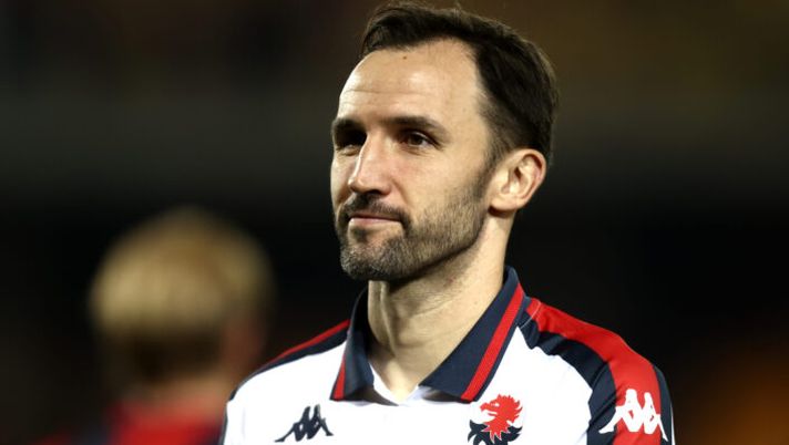 LECCE, ITALY - JANUARY 05: Milan Badelj of Genoa applaudes after the Serie A match between Lecce and Genoa at Stadio Via del Mare on January 05, 2025 in Lecce, Italy. (Photo by Maurizio Lagana/Getty Images) Badelj saluta: “Grazie Genoa: questo legame non andrà via. La mia impressione è che…” - immagine 1
