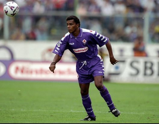 12 Sep 1998: Luis Oliveira con la maglia della Fiorentina (Mandatory Credit: Allsport UK /Allsport) ESCLUSIVA – Luìs Oliveira: “La Fiorentina rischia grosso. Il Como? Presto lo vedremo in Champions”- immagine 3
