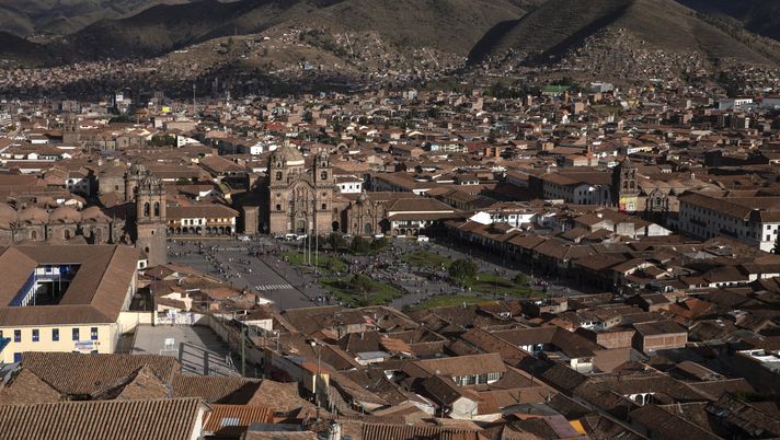 Perù, tifoso prova ad aggredirlo e l’arbitro lo atterra con un calcione volante - immagine 1