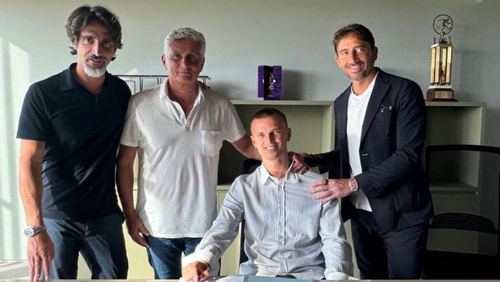 FOTO – Gudmundsson, il momento della firma con la Fiorentina - immagine 1