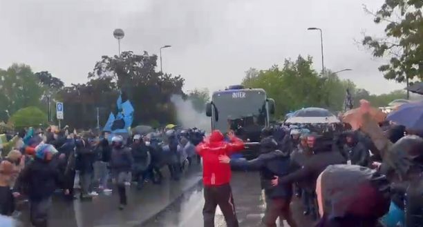 Sky – Milan-Inter, il retroscena all’arrivo dei pullman: 0 tifosi ad accogliere i rossoneri- immagine 2