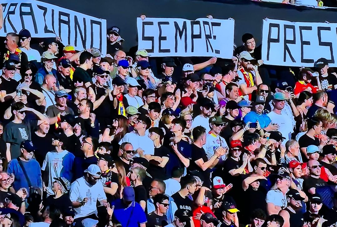 GALLERY Lecce-Napoli, le toccanti immagini del minuto di silenzio per Graziano Fiorita - immagine 5