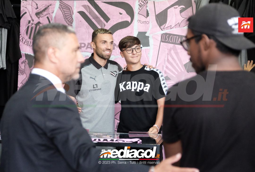 FOTO PALERMO: Federico Di Francesco scatta selfie con i tifosi allo store (GALLERY) - immagine 53