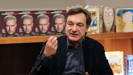 MILAN, ITALY - OCTOBER 13: Fabio Caressa attends the presentation of Ivan Zazzaroni's new book 'Diventare Mourinho' at the Rizzoli bookshop in the Galleria Vittorio Emanuele II on October 13, 2022 in Milan, Italy. (Photo by Vincenzo Lombardo/Getty Images)