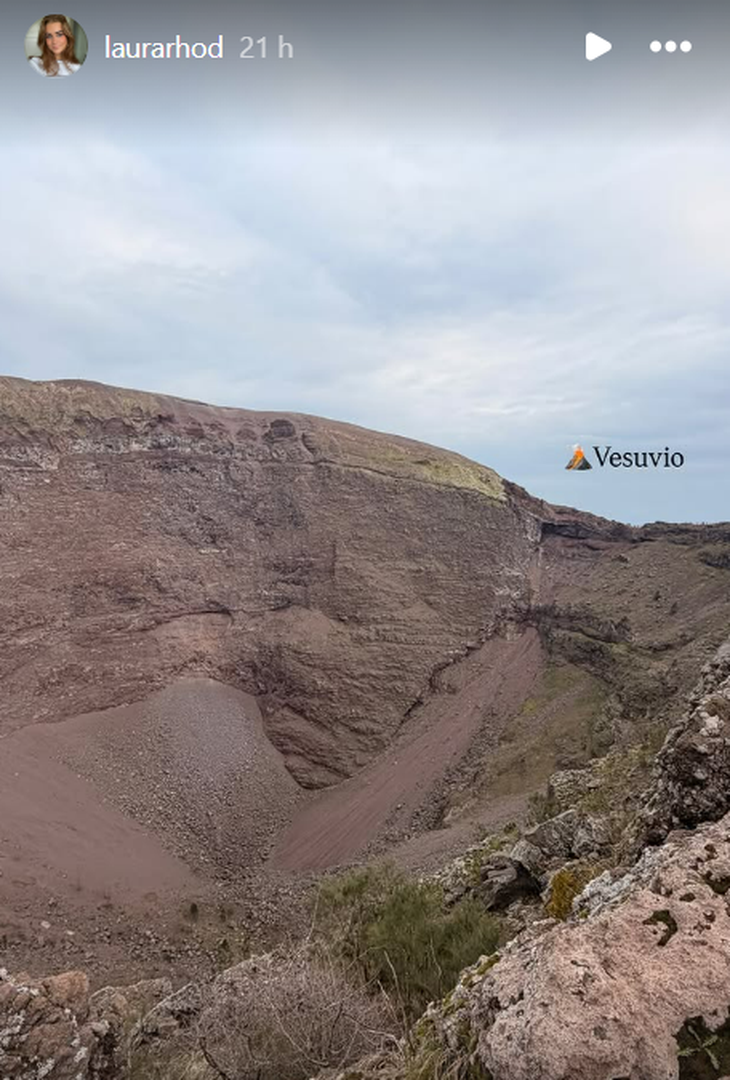 Lady Hojlund, escursione sul Vesuvio dopo Napoli-Torino LA GALLERY - immagine 4