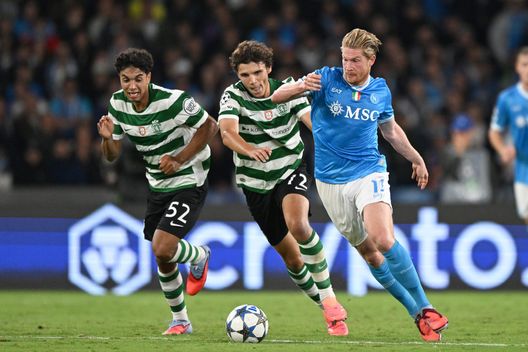 NAPLES, ITALY - OCTOBER 01: Kevin De Bruyne of SSC Napoli battles for possession with Eduardo Quaresma of Sporting Clube de Portugal during the UEFA Champions League 2025/26 League Phase MD2 match between SSC Napoli and Sporting Clube de Portugal at Stadio Diego Armando Maradona on October 01, 2025 in Naples, Italy. (Photo by Francesco Pecoraro/Getty Images)