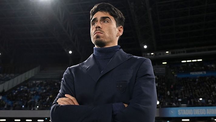 NAPLES, ITALY - JANUARY 14: Head coach Carlos Cuesta of Parma Calcio 1913 looks on before the Serie A match between SSC Napoli and Parma Calcio 1913 at Stadio Diego Armando Maradona on January 14, 2026 in Naples, Italy. (Photo by Francesco Pecoraro/Getty Images) Cuesta: “Ecco come sta Suzuki! Ndiaye da valutare, su Ondrejka, Allegri e Fabregas…” - immagine 1