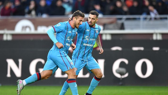 TURIN, ITALY - DECEMBER 27: Semih Kõlõcsoy of Cagliari Calcio celebrates a goal with team mate during the Serie A match between Torino FC and Cagliari Calcio at Stadio Olimpico di Torino on December 27, 2025 in Turin, Italy. (Photo by Valerio Pennicino/Getty Images) Cagliari, tre punti salvezza: ribaltato il Torino. Annullato il pari di Ngonge al 95° - immagine 1