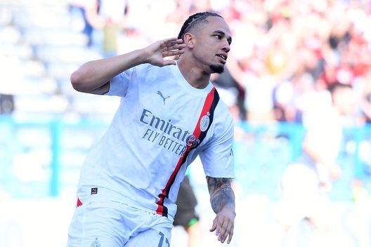 REGGIO NELL'EMILIA, ITALY - APRIL 14: Noah Okafor of AC Milan celebrates after scoring his team's third goal during the Serie A TIM match between US Sassuolo and AC Milan at Mapei Stadium - Citta' del Tricolore on April 14, 2024 in Reggio nell'Emilia, Italy. (Photo by Alessandro Sabattini/Getty Images) Torino-Milan è anche Pellegri vs Okafor: entrambi alla ricerca della conferma- immagine 3