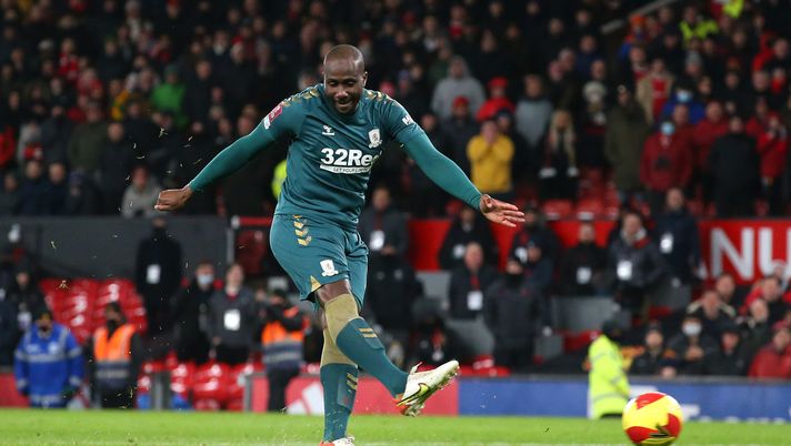 MANCHESTER, ENGLAND - FEBRUARY 04: Sol Bamba of Middlesbrough scores his penalty in the shoot out during the Emirates FA Cup Fourth Round match between Manchester United and Middlesbrough at Old Trafford on February 04, 2022 in Manchester, England. (Photo by Alex Livesey/Getty Images) Lutto nel mondo del calcio, si è spento ad appena 39 anni l’ex Palermo Sol Bamba - immagine 1