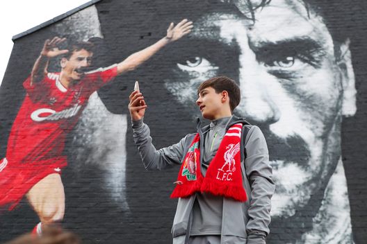 Un tifoso del Liverpool davanti al murale di Ian Rush prima della partita di Premier League tra Liverpool e Wolverhampton Wanderers ad Anfield, il 22 maggio 2022. (Foto di Alex Livesey/Getty Images) Liverpool, Ian Rush dimesso dalla terapia intensiva- immagine 3