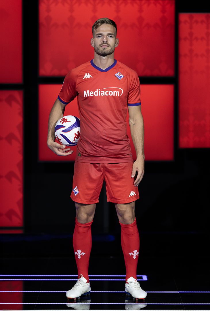 GALLERY – Tutte le migliori foto della nuova terza maglia in rosso - immagine 6