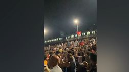 VIDEO / Incredibile a Istanbul: treno si ferma per guardare Austria-Turchia