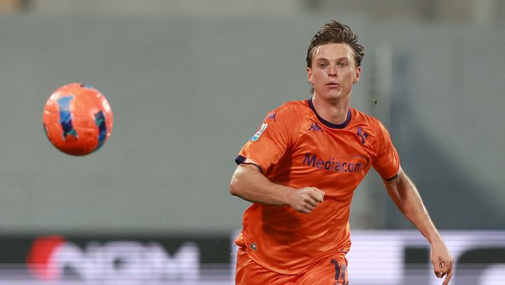 FLORENCE, ITALY - DECEMBER 14: Albert Gudmundsson of ACF Fiorentina in action during the Serie A match between ACF Fiorentina and Hellas Verona FC at Artemio Franchi on December 14, 2025 in Florence, Italy. (Photo by Gabriele Maltinti/Getty Images) Gudmundsson, la Fiorentina apre alla cessione. Ma per ora nessuna trattativa - immagine 1