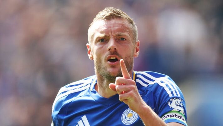 LEICESTER, ENGLAND - MAY 18: Jamie Vardy of Leicester City celebrates scoring his team's first goal which marks his 200th goal for Leicester City during the Premier League match between Leicester City FC and Ipswich Town FC at The King Power Stadium on May 18, 2025 in Leicester, England. (Photo by George Wood/Getty Images) Retroscena Vardy: è stato a un passo dall’arrivo in Serie A, perché è saltato tutto - immagine 1