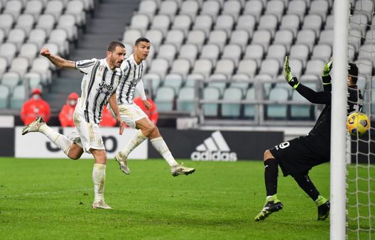 TURIN, ITALY - DECEMBER 05: Leonardo Bonucci of Juventus scores his sides second goal during the Serie A match between Juventus and Torino FC at Allianz Stadium on December 05, 2020 in Turin, Italy. Football Stadiums around Italy remain empty due to the Coronavirus Pandemic as Government social distancing laws prohibit fans inside venues resulting in fixtures being played behind closed doors. (Photo by Valerio Pennicino/Getty Images) Split: le due facce del Toro- immagine 2
