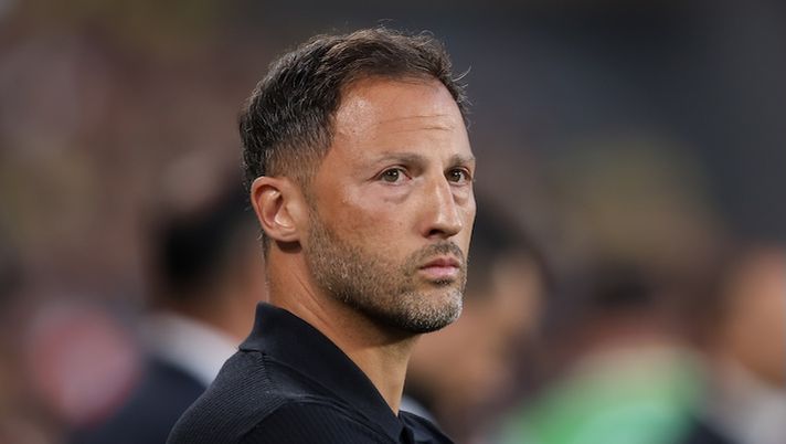 ISTANBUL, TURKEY - SEPTEMBER 14: Head coach Domenico Tedesco of Fenerbahce looks on during the Trendyol Süper Lig match between Fenerbahçe SK and Trabzonspor at Ulker Sukru Saracoglu Stadium on September 14, 2025 in Istanbul, Turkey. (Photo by Ahmad Mora/Getty Images) Tedesco: “Come giocherà il mio Bologna! Orsolini, Freuler, Castro, Rowe e il ruolo di Ferguson e Odgaard…” - immagine 1