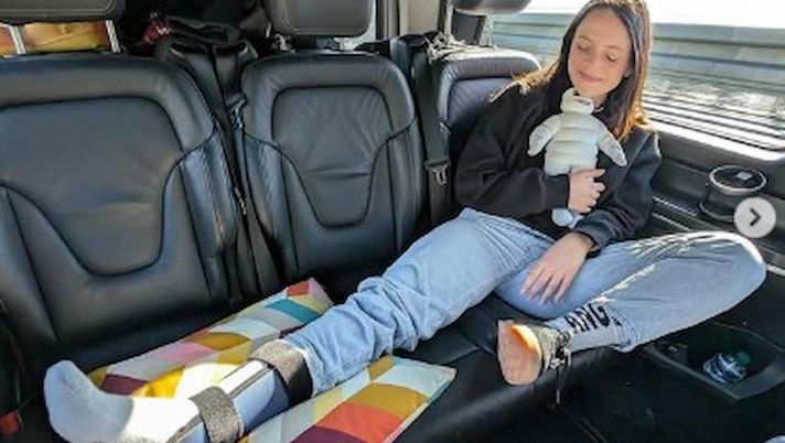 Sanremo, Francesca Michielin col tutore: “Sono caduta dal palco dell’Ariston”  Sanremo, Francesca Michielin col tutore: “Sono caduta dal palco dell’Ariston” - immagine 1