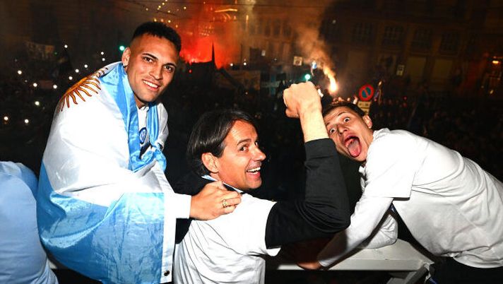MILAN, ITALY - APRIL 28: Head coach of Inter Simone Inzaghi pose for photo with Lautaro Martinez and Nicolò Barella of Inter during FC Internazionale Serie A Victory Party & Parade at on April 28, 2024 in Milan, Italy. (Photo by Mattia Ozbot - Inter/Inter via Getty Images) Gazzetta: “Inter, domani l’incontro per definire il rinnovo di Inzaghi. Per Lautaro e Barella…” - immagine 1