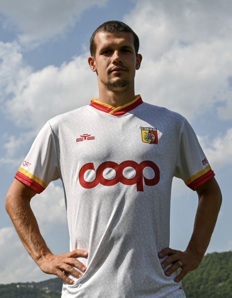 Catanzaro, ecco la seconda maglia: design bianco perla con dettagli giallorossi- immagine 5