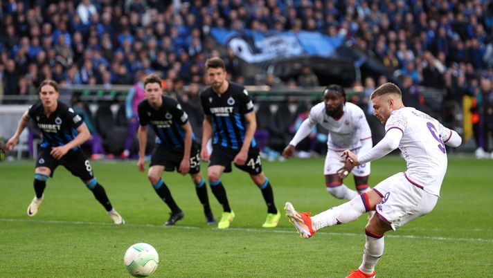 BRUGES, BELGIUM - MAY 08: Lucas Beltran of ACF Fiorentina scores his team's first goal from a penalty kick during the UEFA Europa Conference League 2023/24 Semi-Final second leg match between Club Brugge and ACF Fiorentina at Jan Breydelstadion on May 08, 2024 in Bruges, Belgium. (Photo by Dean Mouhtaropoulos/Getty Images) Cecchi: “Vedi alla voce ‘cuore’. Questa è una squadra in tuta blu” - immagine 1