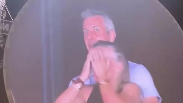 Usa: amanti sorpresi a concerto Coldplay, anche la donna lascia Astronomer Usa: amanti sorpresi a concerto Coldplay, anche la donna lascia Astronomer - immagine 1