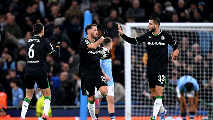 MANCHESTER, ENGLAND - NOVEMBER 26: Santiago Gimenez of Feyenoord celebrates scoring his team's second goal with teammate David Hancko during the UEFA Champions League 2024/25 League Phase MD5 match between Manchester City and Feyenoord at City of Manchester Stadium on November 26, 2024 in Manchester, England. (Photo by Michael Regan/Getty Images) Eredivisie, il Feyenoord non perde più: pareggio in extremis, l’eroe di serata è Gimenez - immagine 1
