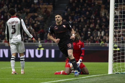 MILAN, ITALY - MARCH 21: Giovanni Simeone of Torino FC celebrates a goal during the Serie A match between AC Milan and Torino FC at Giuseppe Meazza Stadium on March 21, 2026 in Milan, Italy. (Photo by Stefano Guidi - Torino FC/Torino FC 1906 via Getty Images) Toro, Simeone vive il suo momento perfetto. Ma il futuro…- immagine 2