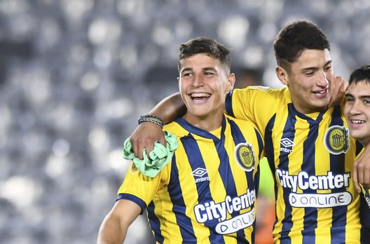 BUENOS AIRES, ARGENTINA - OCTOBER 16: Gino Infantino, Alejo Veliz and Facundo Buonanotte of Rosario Central celebrate after winning a match between River Plate and Rosario Central as part of Liga Profesional 2022 at Estadio Más Monumental Antonio Vespucio Liberti on October 16, 2022 in Buenos Aires, Argentina. (Photo by Rodrigo Valle/Getty Images) Giorgetti: “Italiano prenderebbe Nzola, Fiorentina non convinta da Castrovilli”- immagine 2