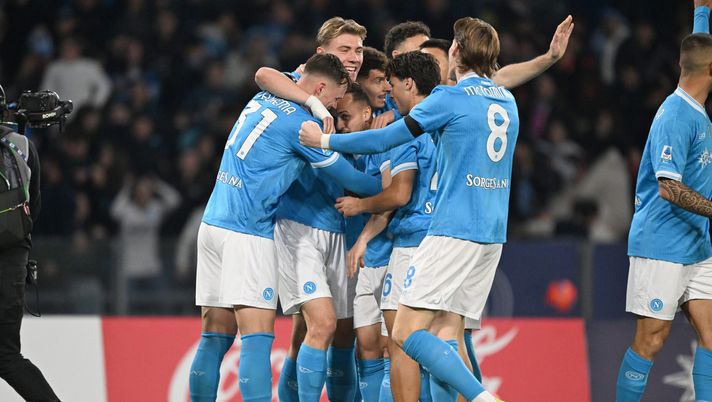 NAPLES, ITALY - JANUARY 17: Stanislav Lobotka of SSC Napoli celebrates with his teammates after scoring his side's first goal during the Serie A match between SSC Napoli and US Sassuolo Calcio at Stadio Diego Armando Maradona on January 17, 2026 in Naples, Italy. (Photo by Francesco Pecoraro/Getty Images) Mandalà: “Juve-Napoli non sarà decisiva per lo scudetto. Vergara è un talento” - immagine 1