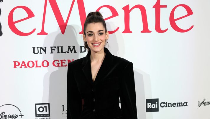 MILAN, ITALY - FEBRUARY 18: Pilar Fogliati attends the premiere of 'Follemente' at Cinema Colosseo on February 18, 2025 in Milan, Italy. (Photo by Vittorio Zunino Celotto/Getty Images) Pilar Fogliati: “Scene di sesso in “FolleMente”? Ecco come l’hanno presa papà e fidanzato” - immagine 1