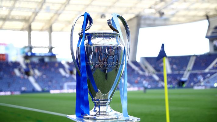 PORTO, PORTUGAL - MAY 29: The UEFA Champions League trophy is seen ahead of the UEFA Champions League Final between Manchester City and Chelsea FC at Estadio do Dragao on May 29, 2021 in Porto, Portugal. (Photo by Carl Recine - Pool/Getty Images) Champions League, definite le prime due fasce: le possibili avversarie del Napoli - immagine 1