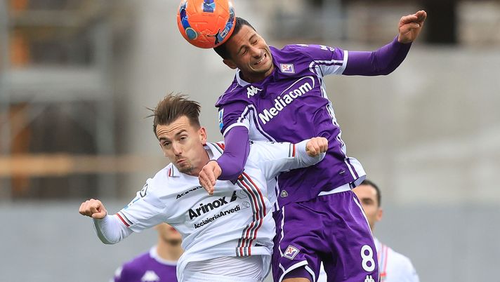 FLORENCE, ITALY - JANUARY 4: Jari Vandeputte of US Cremonese battles for the ball with Rolando Mandragora of ACF Fiorentina during the Serie A match between ACF Fiorentina and US Cremonese at Artemio Franchi on January 4, 2026 in Florence, Italy. (Photo by Gabriele Maltinti/Getty Images) Vandeputte, Mandragora