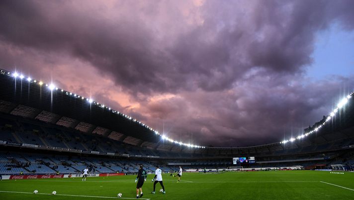 SAN SEBASTIAN, SPAIN - SEPTEMBER 17: Real Madrid players warm up prior to the La Liga match between Real Sociedad and Real Madrid at Anoeta stadium on September 17, 2017 in San Sebastian, Spain. (Photo by David Ramos/Getty Images) Bastia-Dunkerque: dove vedere la partita in diretta TV e in streaming LIVE - immagine 1