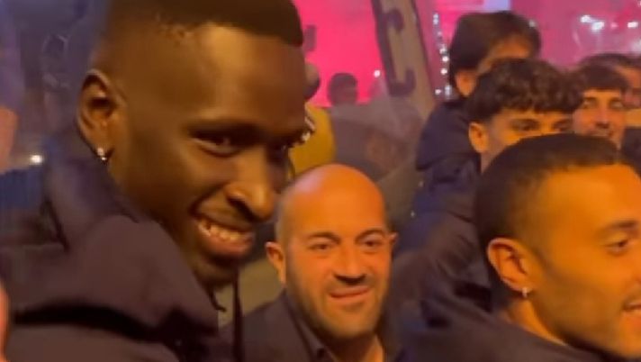 Juve Stabia, ultras esclusi dal derby campano: festa con i giocatori al ritorno del pullman in città… - immagine 1