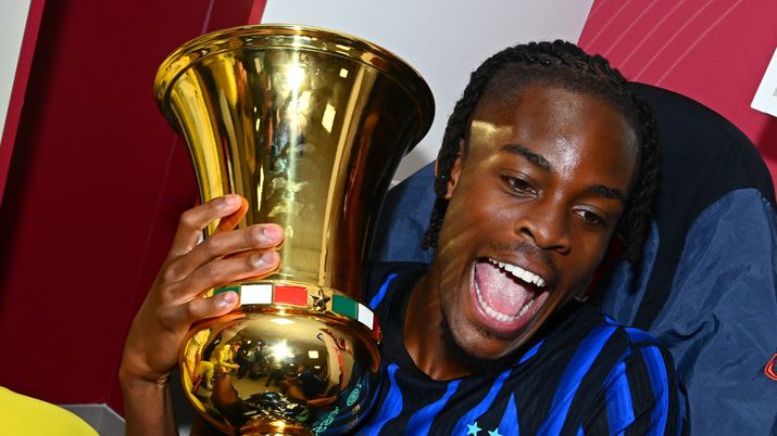 ROME, ITALY - MAY 13: Yann Aurel Bisseck of FC Internazionale celebrates with the Coppa Italia inside the dressing room after winning the Coppa Italia Frecciarossa Final match between SS Lazio and FC Internazionale at Stadio Olimpico on May 13, 2026 in Rome, Italy. (Photo by Mattia Pistoia - Inter/Inter via Getty Images) Inter, Tuttosport: “Dagli aggiornamenti effettuati con Branchini per Bisseck è emerso che…” - immagine 1