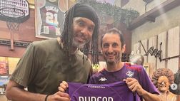 La leggenda Nba al Fiorentina Store! La FOTO con la maglia viola