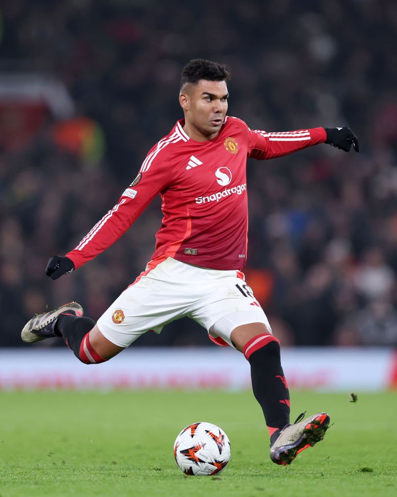 Neville critica Casemiro e Rashford: 'Arriva Amorim e voi andate in vacanza?'