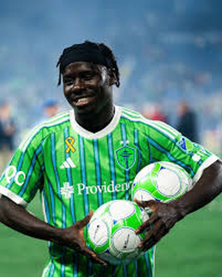 Georgi Minoungou con la maglia dei Seattle Sounders (Foto dal profilo Instagram del calciatore) Georgi Minoungou, il calciatore cieco da un occhio ma al Mondiale per club- immagine 2