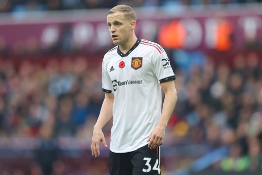 BIRMINGHAM, ENGLAND - NOVEMBER 06: Donny van de Beek of Manchester United during the Premier League match between Aston Villa and Manchester United at Villa Park on November 06, 2022 in Birmingham, England. (Photo by James Gill/Getty Images) United, pronta la prima cessione di un esubero per arrivare ad Amrabat- immagine 2