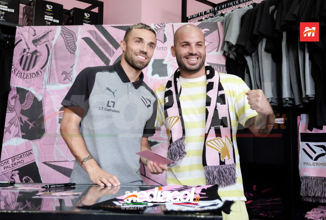 FOTO PALERMO: Federico Di Francesco scatta selfie con i tifosi allo store (GALLERY) - immagine 17