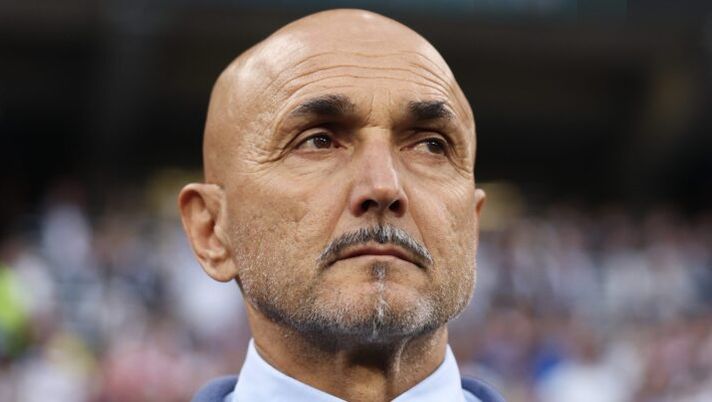 LEIPZIG, GERMANY - JUNE 24: Luciano Spalletti, Head Coach of Italy, looks on prior to the UEFA EURO 2024 group stage match between Croatia and Italy at Football Stadium Leipzig on June 24, 2024 in Leipzig, Germany. (Photo by Julian Finney/Getty Images) Repubblica: “Fagioli, gioco e preparazione. Nervi tesi a Berlino fra squadra e CT” - immagine 1