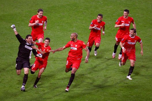 GLASGOW, REGNO UNITO- MAGGIO 16: I giocatori del Siviglia festeggiano la vittoria ai rigori contro l'Espanyol. (Foto di Paul Gilham/Getty Images) Gol, rimonte e drammi: ecco le finali più epiche dell’Europa League- immagine 3