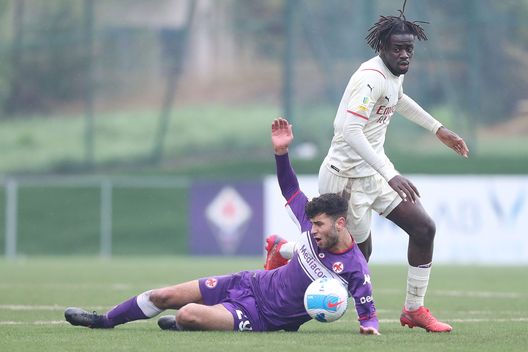FLORENCE, ITALY - DECEMBER 1: Clinton Nsiala of AC Milan U19 in action against Elion Toci of ACF Fiorentiuna during the Primavera 1 match between ACF Fiorentina U19 and AC Milan U19 at Stadio Comunale Gino Bozzi on December 1, 2021 in Florence, Italy. (Photo by AC Milan/AC Milan via Getty Images) Esperienza tra i grandi per Toci? 2 squadre di C su di lui- immagine 2