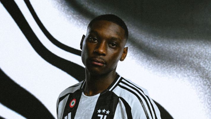 TURIN, ITALY - JANUARY 16: Juventus Unveil New Signing Kolo Muani at Juventus creator lab on January 16, 2025 in Turin, Italy. (Photo by Daniele Badolato - Juventus FC/Juventus FC via Getty Images) Gazzetta – Kolo Muani, per la Juve c’è una data cerchiata in rosso: le ultime sull’affare - immagine 1