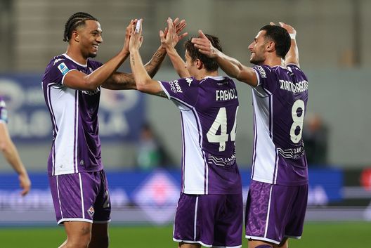 FLORENCE, ITALY - DECEMBER 21: Cher Ndour of ACF Fiorentina celebrates after scoring a goal with Nicolo' Fagioli anf Rolando Mandragora of ACF Fiorentina during the Serie A match between ACF Fiorentina and Udinese Calcio at Artemio Franchi on December 21, 2025 in Florence, Italy. (Photo by Gabriele Maltinti/Getty Images) Come Ounahi ha “stregato” Paratici: un dato lo vede davanti a Vinicius e Mbappé- immagine 2